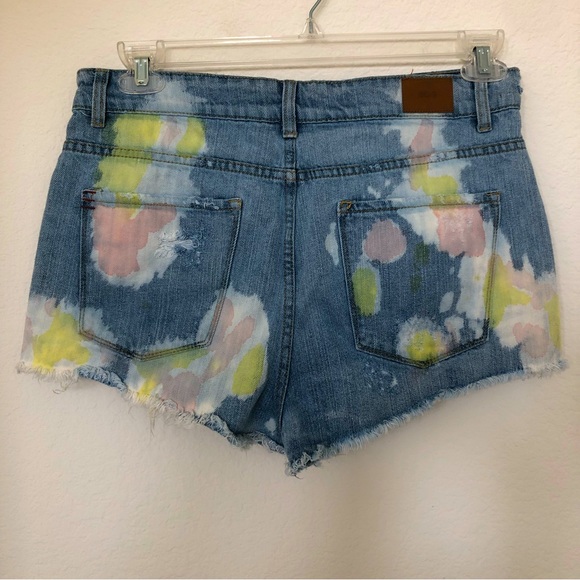 High Rise Dree Cheeky Paint Splattered Distressed Denim Shorts Size 31W BDG - Picture 2 of 4